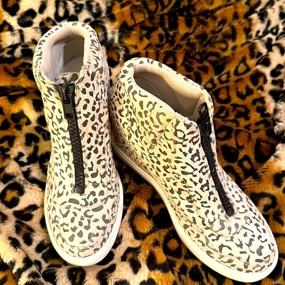 Like New 6 1/2 COCONUT leopard print zip from wedge tennis shoe.